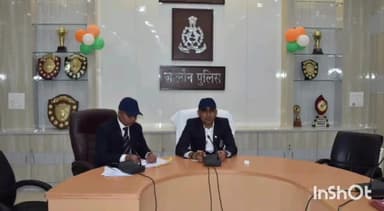 उरई: पुलिस लाइन उरई सभागार में डीआईजी झांसी ने पुलिसकर्मियों के साथ आगामी त्योहारों को लेकर की बैठक, दिए कई निर्देश