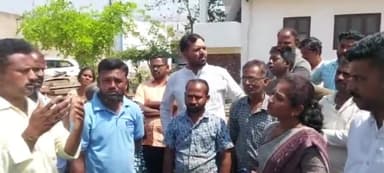 ಗದಗ: ಬೆಟಗೇರಿಯ ಕೈಗಾರಿಕಾ ವಲಯದಲ್ಲಿ ಕಟ್ಟಿಗೆ ಅಡ್ಡಾಗೆ ಬೆಂಕಿ ಬಿದ್ದ ಹಿನ್ನೆಲೆ; ಸ್ಥಳಕ್ಕೆ ನಗರಸಭಾಧ್ಯಕ್ಷೆ ಭೇಟಿ