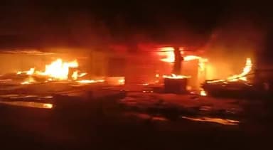 संपूर्णानगर में आधी रात के बाद लगी दुकानों में आग, आठ दुकानों का माल खाक, भड़के व्यापारियों का प्रदर्शन