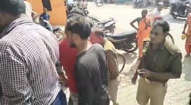 लखीमपुर: सदर कोतवाली क्षेत्र के गढ़ी रोड पर राहगीरों ने साइकिल चोर को रंगे हाथ पकड़ा, साइकिल चोर को किया पुलिस के हवाले