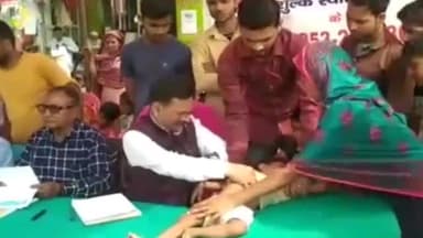 गौनहा: नरकटियागंज प्रखंड के इनरवा बाजार में डॉ एम. वलि ने निःशुल्क चिकित्सा शिविर किया आयोजित