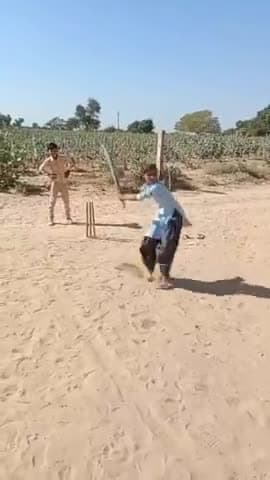 बकरियां चराने वाली गांव की ये लड़की, नंगे पैर मैदान में SKY की तरह चौके-छक्के लगा हुई वायरल...