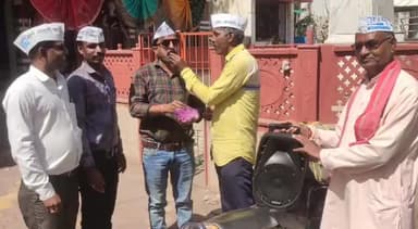 मनासा: आम आदमी पार्टी ने विजय स्तंभ पर मनाई मेयर शैली ओबेरॉय की जीत की खुशी, बांटी मिठाई