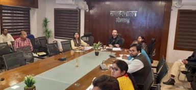 लोहरदगा: शिक्षकों की बहाली, विद्यार्थियों की उपस्थिति व अन्य विषयों को लेकर DC ने जिला मुख्यालय स्थित सभाकक्ष में की समीक्षा बैठक