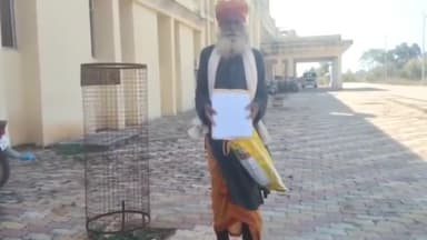 पन्ना: कलेक्ट्रेट में 15 सालों से BPL कार्ड बनवाने के लिए भटक रहे वृद्ध ने रिश्वत मांगने का आरोप लगाया, DM को दिया ज्ञापन