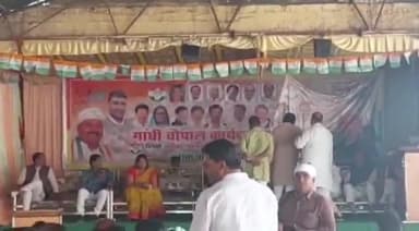 नरसिंहपुर: करेली पुराना गल्ला मंडी में आयोजित कांग्रेस कार्यकर्ता सम्मेलन में पदाधिकारियों के बीच मंच पर हुई तीखी बहस