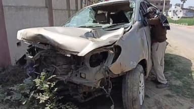 हलसी: सरारी रेलवे गुमटी के समीप पेड़ से टकराई इनोवा कार, बाल-बाल बची चालक की जान