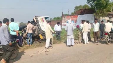 कोरांव: कोरांव बाजार के अंबेडकरनगर मोहल्ले में अनियंत्रित होकर सड़क के किनारे गड्ढे में पलटी पिकअप, बाल बाल पिकअप सवार