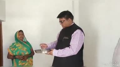 जयसिंहपुर: जिलाधिकारी ने लोहंगी में बने मिड डे मील भोजन को चख कर परखी गुणवत्ता