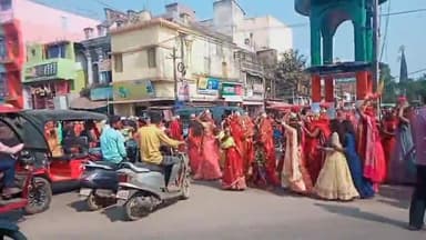 गोड्डा: श्रीमद् भागवत कथा के साप्ताहिक आयोजन को लेकर रत्नेश्वर धाम मंदिर से हरिपुर गरबन्ना तक निकाली गई कलश शोभायात्रा