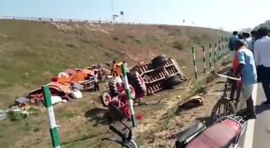 नवाबगंज: बाराबंकी में टेंट लादकर जा रही ट्रैक्टर ट्रॉली अनियंत्रित होकर पलटी आधा दर्जन से अधिक लोगों हुए घायल