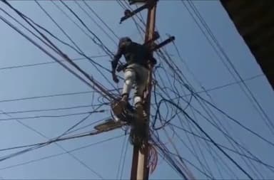 रायबरेली: गोरा बाजार में बिजली विभाग की लापरवाही आई सामने, बिना सेफ़्टी किट के ही संविदा कर्मी से कराया जा रहा कार्य