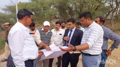 उपायुक्त विक्रम सिंह ने बड़खल झील पर बन रहे बांध, पार्किंग, फुटओवर ब्रिज, एस्केलेटर, बाउंड्री वॉल, सीवर लाइन आदि के निर्माण कार्य का बारीकी से निरीक्षण किया।