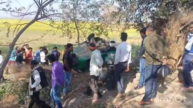 गोंडा: भवनियापुर के पास साइकिल सवार को बचाने के प्रयास में पलटा टेंपो, चालक समेत चार लोग हुए चोटिल