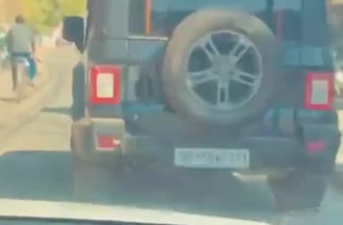 मेरठ: सदर बाजार थाना क्षेत्र में थार कार से बीच सड़क पर स्टंट करते हुए शख्स का वीडियो सोशल मीडिया पर हुआ वायरल