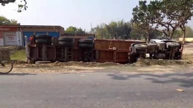 केराकत: जलालपुर थाना क्षेत्र के नेवादा गांव के पास बालू लदी ट्रक पलटी ,चालक खलासी जख्मी।