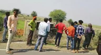 खुरई: खजरा हरचंद गांव के पास कार को बचाने के चक्कर में मुरम से भरा डंपर अनियंत्रित होकर पलटा, चालक को आई मामूली चोटें