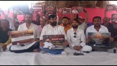 अररिया: बिजली दर के विरोध में लोजपा रामविलास के कार्यकर्ताओं ने शहर के धरना स्थल पर दिया धरना