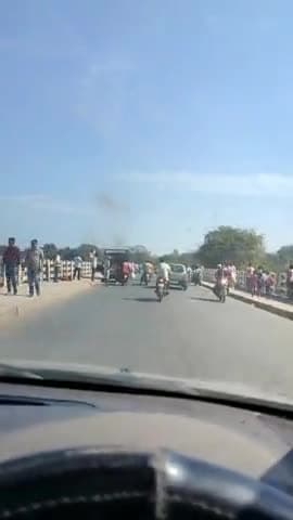 विदिशा नगर: विदिशा बेतवा पुल पे चलती हुई लोडिंग मैं लगी आग 🔥#vidishaapna