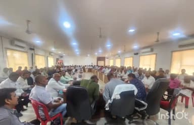 राजनांदगांव: जिला सहकारी केंद्रीय बैंक के अध्यक्ष नवाज खान ने कवर्धा में शाखा प्रबंधक, समिति प्रबंधक और समिति अध्यक्षों की बैठक ली