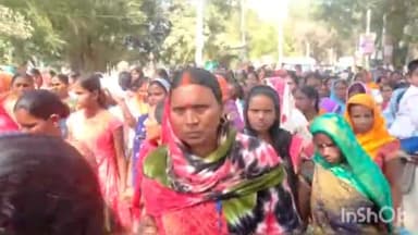 आरा: वेतन संबंधित मांग को लेकर रसोई दीदीयों ने आरा मुख्यालय में किया विशाल प्रदर्शन