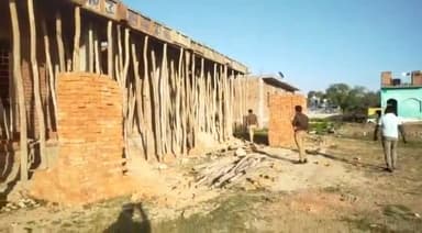 झांसी: बड़ागांव गेट बहार महिला ने सीपरी थाना पुलिस को दिया शिकायत पत्र, कहा - स्टे होने के बावजूद दबंग करा रहे निर्माण