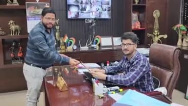 कोंडागांव: नगर पालिका CMO ने कार्ड देकर कोंडागांव मेले ने कलेक्टर को दिया निमंत्रण