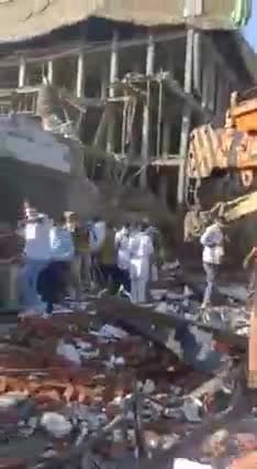 #मेरठ में बड़ा हादसा : मेरठ के दोराला में कोल्ड स्टोरेज में बायलर फटा,50-60 मजूदर दबे,मौके पर पहुंचे अधिकारी #Meeru #up