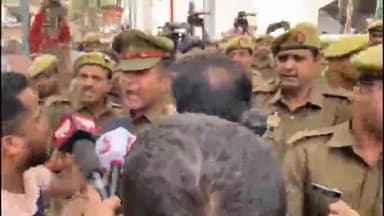 कानपुर: फास्ट ट्रैक कोर्ट में सपा विधायक इरफान सोलंकी की पेशी के दौरान पुलिस ने मीडिया कर्मियों से की अभद्रता