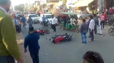 एटा: कोतवाली नगर में मेडिकल कॉलेज के सामने दो बाइकों के बीच हुई टक्कर, पुलिस मौके पर पहुंची