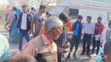 गोंडा: फरेंदा मोड़ के पास वाहन की चपेट में आने से घायल हुए वृद्ध को प्राथमिक उपचार के बाद इलाज हेतु किया गया जिला अस्पताल रेफर