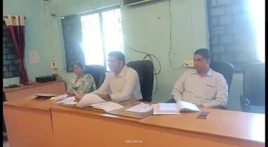 मनासा: मनासा जनपद पंचायत सभा कक्ष में एसडीएम की उपस्थिति में राजस्व निरीक्षकों तथा पटवारियों की बैठक आयोजित हुई