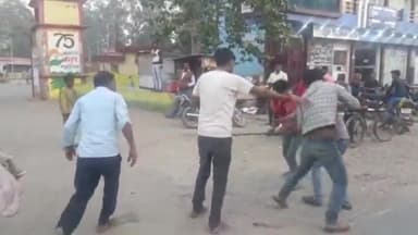 लखीमपुर: राजापुर मंडी गेट के पास दबंगों ने युवक की लाठी-डंडों से की जमकर पिटाई वीडियो हुआ सोशल मीडिया पर वायरल