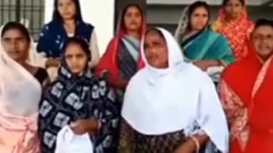 ज्ञानपुर: आवास व राशन कार्ड की मांग को लेकर आज नवधन गांव के ग्रामीणों ने सरपतहां कलेक्ट्रेट पर किया प्रदर्शन, डीएम को सौंपा ज्ञापन