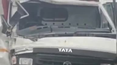 धनौरा: गजरौला नेशनल हाईवे किनारे स्थित कहां काटे ढाल के पास तेज रफ्तार डीसीएम चालक आगे जा रहे ट्रक में घुसा