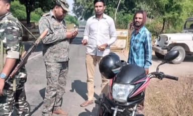 मोहम्मदगंज: एसपी के निर्देश पर मोहम्मदगंज पुलिस ने भोला मोड़ के समीप चलाया वाहन चेकिंग अभियान