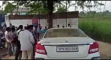 शिकोहाबाद: बिल्टी गण चौराहा पर कार पेड़ से टकरायी कार सवार चार घायल एक साइकिल सवार भी घायल पुलिस मौके पर