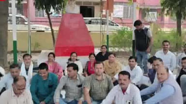 धौलपुर: कलेक्ट्रेट पर मंत्रालयिक कर्मचारियों ने महात्मा गांधी की प्रतिमा के सामने किया भजन कीर्तन