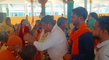 हिंदू स्वाभिमान जागरण संत पद यात्रा आज सिलफीलि वह केनापारा पहुंची, यात्रा का स्वागत नगर के सनातनियो ने किया पूज्य संतो से आशीर्वाद प्राप्त किए।
🚩हिंदू स्वाभिमान जगाएँगे🚩
#hindurastra