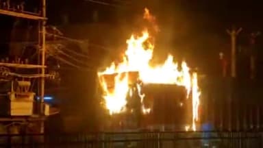 कांके: कांटा टोली स्थित यूनियन बैंक के पास खड़े ट्रक में लगी आग, स्थानीय लोगों ने आग बुझाई