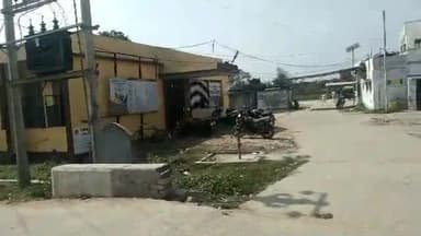 कुढ़नी: कुढ़नी सामुदायिक स्वास्थ्य केन्द्र परिसर में दर्जनों बकरीयां, कचड़ा एवं भूसा देखा गया