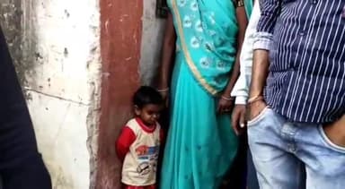 बक्सर: शारीरिक रूप से अविकसित 14 वर्षीय बच्चे की मां ने जिला मुख्यालय में प्रशासन व सरकार से की बच्चे के लिए पेंशन देने की मांग