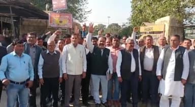 हसनपुर: मांगें पूरी न होने पर अधिवक्ताओं ने तहसील पर प्रदर्शन कर निकाला जुलूस