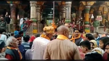 मथुरा: छत्ता बाजार स्थित द्वारकाधीश मंदिर में भक्तों ने खेली होली, सैकड़ों भक्त रहे मौजूद