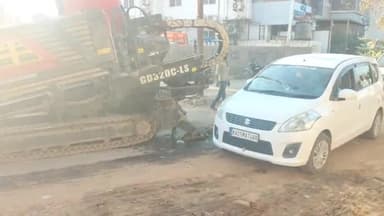 ಗದಗ: ನಗರದ ಹಳೆ ಡಿಸಿ ಕಚೇರಿ ಸರ್ಕಲ್ ಬಳಿ ಕೆಟ್ಟು ನಿಂತ ವಾಹನ; ಸವಾರರ ಪರದಾಟ