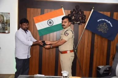 ಗದಗ: ನಗರದಲ್ಲಿ ಕಳೆದುಕೊಂಡಿದ್ದ ಮೊಬೈಲ್ ಪತ್ತೆ ಹಚ್ಚಿ ಸಾರ್ವಜನಿಕರಿಗೆ ಮರಳಿ ನೀಡಿದ ಎಸ್ಪಿ