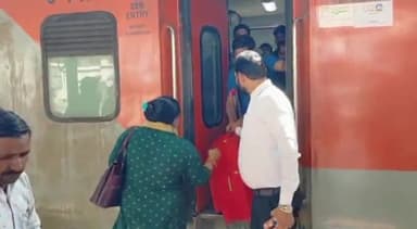 प्रतापगढ़: पद्मावत एक्सप्रेस ट्रेन पकड़कर दिल्ली से प्रतपगढ आ रही महिला यात्री का पर्स हुआ चोरी, पीड़िता ने किया GRP पुलिस से शिकायत