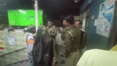 मथुरा: थाना हाईवे क्षेत्र में पति-पत्नी के बीच चल रहे विवाद पर पति ने पत्नी पर चाकू से किया हमला, घायल पत्नी अस्पताल में भर्ती