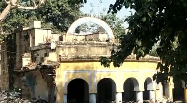 अलवर: काशीराम चौराहे से ई रिक्शा में खोहरा मोहल्ला जा रही महिला के गले से सोने की चेन हुई चोरी, कोतवाली थाने में मामला दर्ज