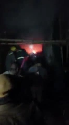 लक्सा थाने से कुछ दूर स्थित विवेक गुप्ता के इलेक्ट्रॉनिक उपकरण के दुकान में लगी आग, लाखों का हुआ नुकसान